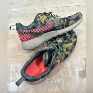 Nike women Roshe One premium plus jacquard camo pink green tennis shoes